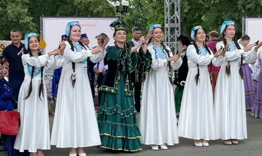 На площади Ленина проходит большой этнокультурный праздник – День народов Оренбуржья