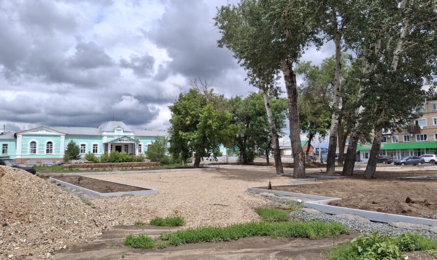 В Соль-Илецке продолжается благоустройство привокзальной площади