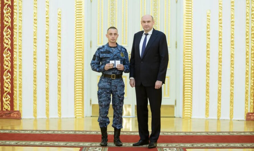 Солнцев вручил памятные знаки «Золотая молодежь Оренбуржья» 100 лидерам