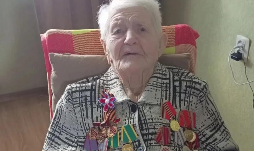 Евгений Солнцев поздравил труженицу тыла из Оренбурга с вековым юбилеем