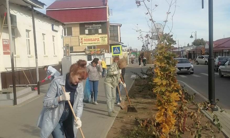 В Соль-Илецке продолжается осенний месячник по благоустройству и озеленению