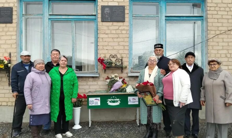 В Покровке открыли мемориальную доску и «Парту Героя» памяти бойца СВО Тимура Шамсутдинова