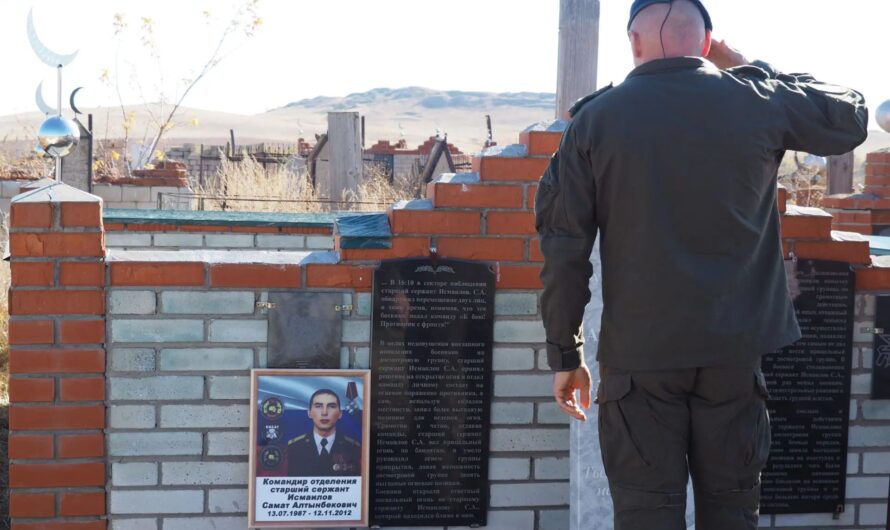 На могиле спецназовца из Соль-Илецкого округа установили мемориальный знак в виде крапового берета