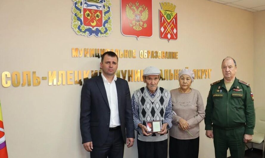 В Соль-Илецке передали медаль Жукова родителям погибшего бойца СВО Нурбека Буранбаева