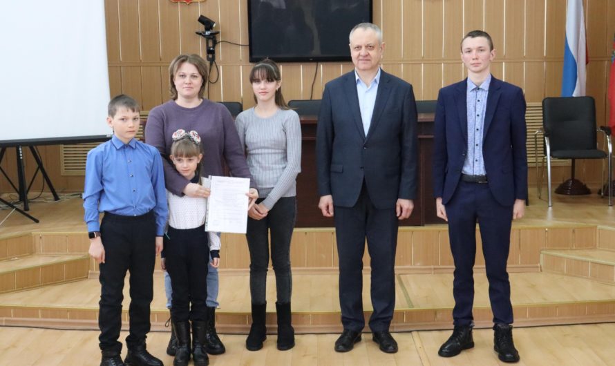 4 молодые семьи Красногвардейского района получили долгожданные сертификаты на приобретение жилья и на погашение ипотеки