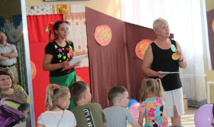 Детская библиотека  в фойе Районного Дома культуры провела мероприятие «Весёлая карусель»