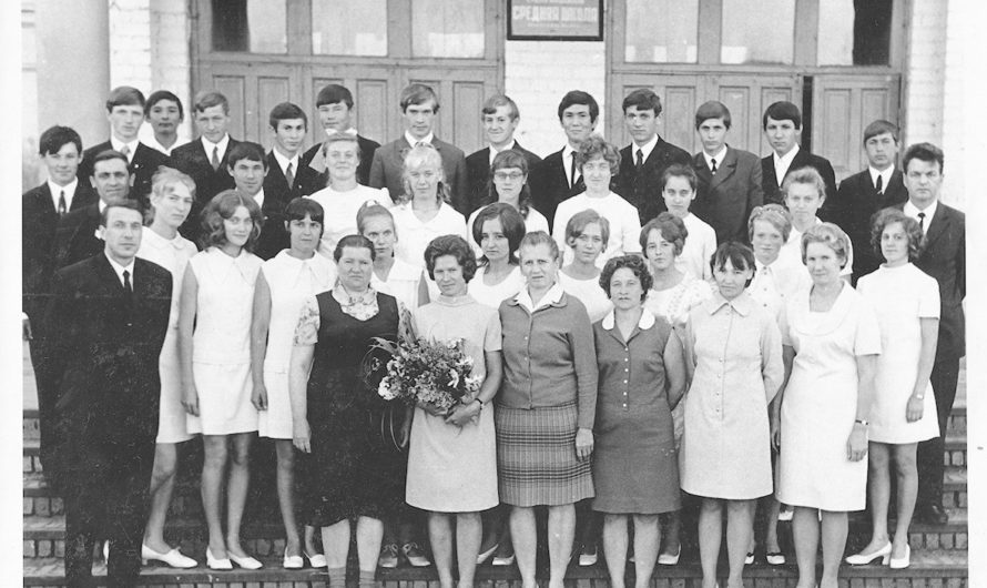 Ровно 50 лет назад последний звонок прозвенел  для двадцати девяти учащихся 10 «б» класса Красногвардейской средней школы