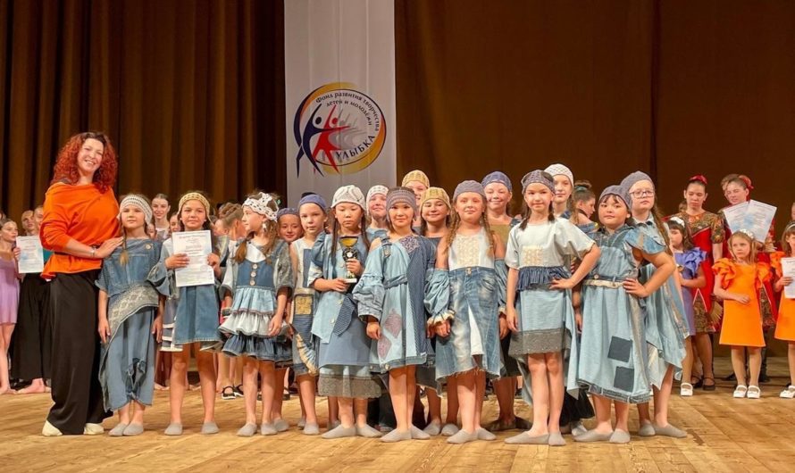 Младшая группа театра моды «Школа принцесс» – победитель международного творческого проекта «Улыбки мира»(6+)