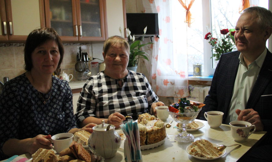 Шестого ноября состоялась встреча с мамой героя, Валентиной Ивановной Клещерёвой, которая проживает в посёлке Свердловский