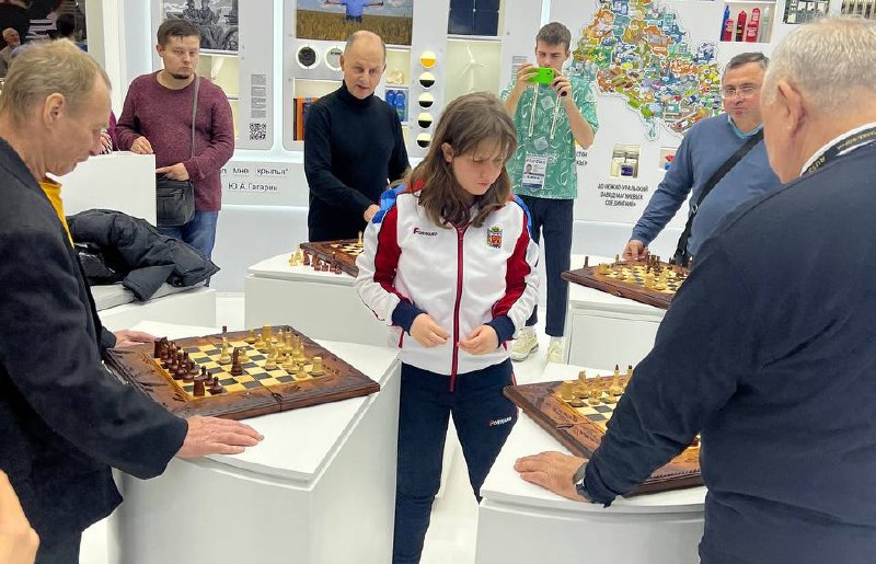 14-летняя оренбурженка – двукратная обладательница титула чемпионки мира  провела сеанс одновременной игры по шахматам