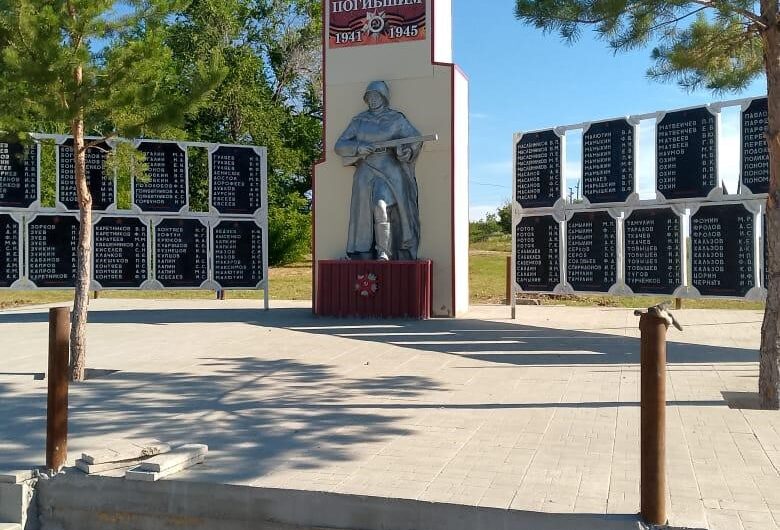 В селе Залесово  облагораживают территорию памятника  участникам Великой Отечественной войны