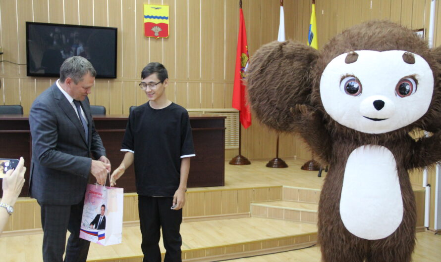 Депутат Олег Лактионов поздравил школьников Красногвардейского района и вручил подарки