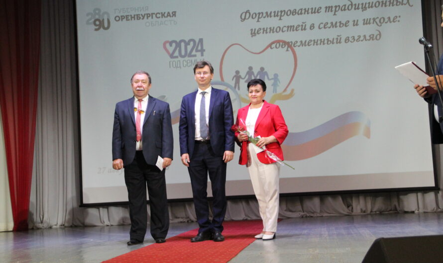 В Красногвардейском районе министр образования Оренбургской области Алексей Пахомов наградил лучших педагогов