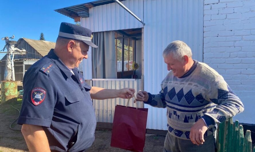 Сотрудники полиции Красногвардейского района  поздравили своих коллег-ветеранов