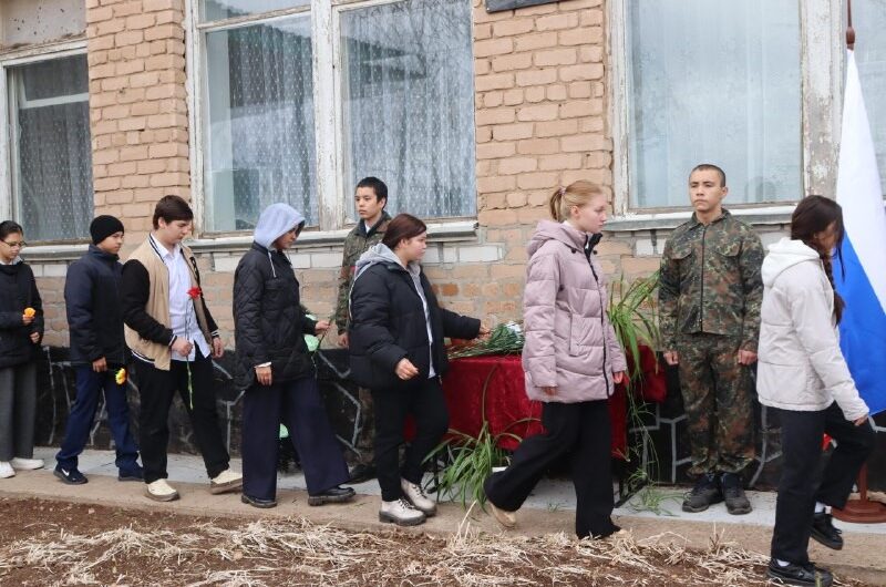 В Пушкинской школе состоялось открытие мемориальной доски памяти участника СВО Мамедова Арзу