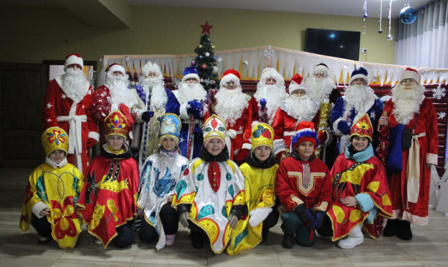 На центральной площади Красногвардейского района состоялось торжественное открытие главной новогодней ёлки