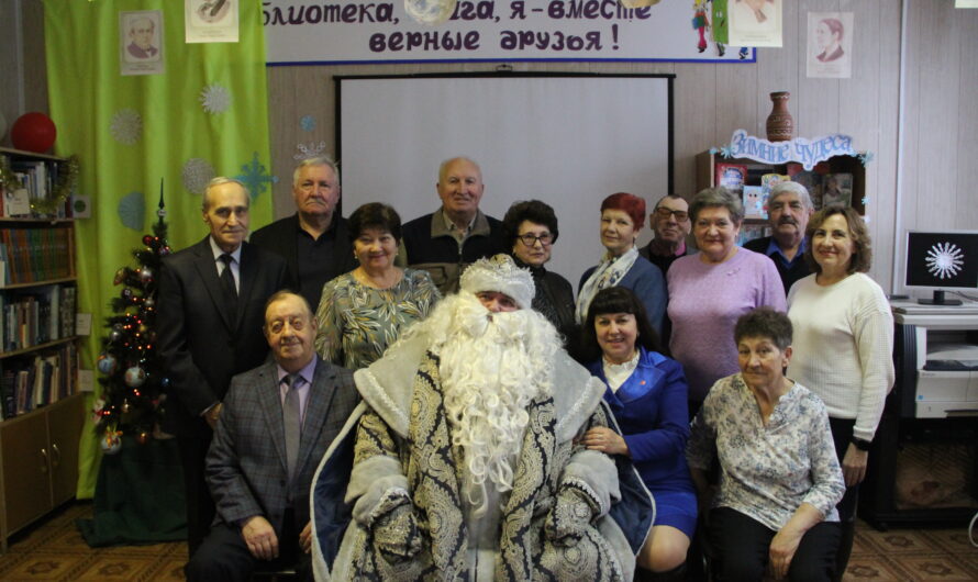 В Красногвардейском районе накануне наступающего Нового года Дед Мороз поздравил членов Совета старейшин и Общественной палаты