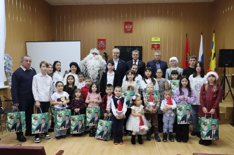 Глава района Красногвардейского района Юрий Классен и депутат Заксобрания  Олег Лактионов поздравили детей с наступающим Новым годом