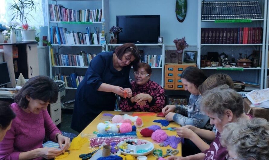 В Подольской библиотеке прошёл мастер-класс  по изготовлению новогодних украшений