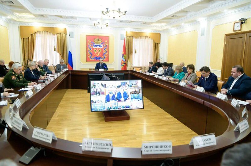 Глава региона Денис Паслер провёл совещание к 80-летию Победы в Великой Отечественной войне и Году защитника Отечества