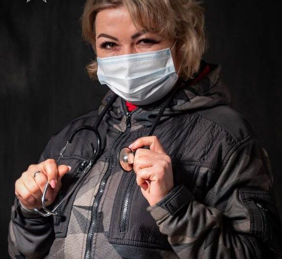 Наша землячка  с позывным Гюрза помогает раненым бойцам в зоне СВО