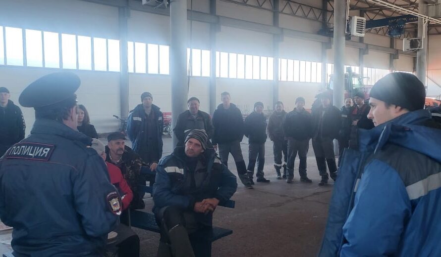 Сотрудники полиции Красногвардейского района проводят беседы по нарушениям в области информационных технологий (12+)