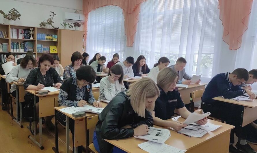 Сотрудники полиции Красногвардейского района приняли участие в акции «Диктант Победы» (12+)