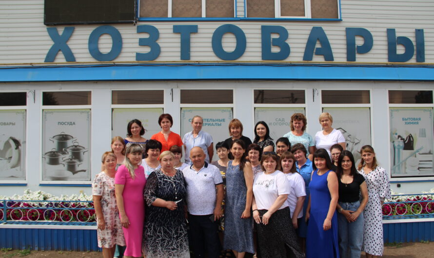 За прилавком магазинов семьи Рахматуллиных надёжная команда