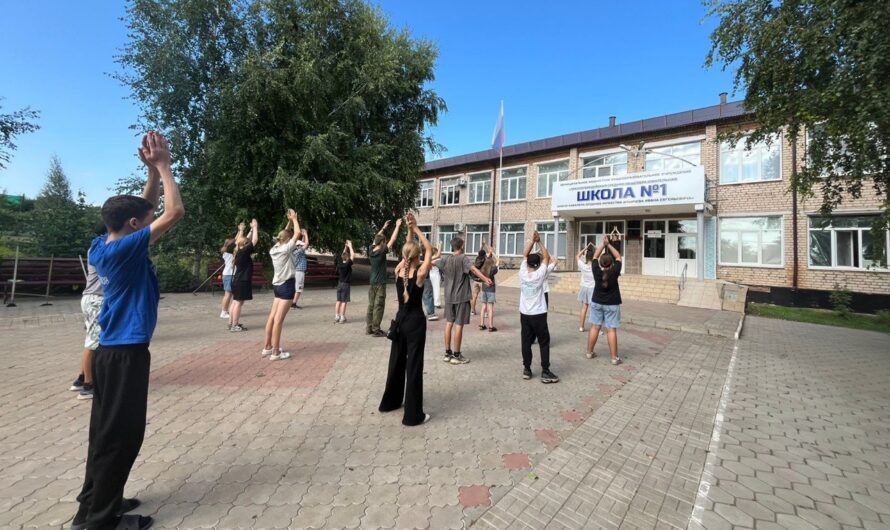 “Зарядка со стражем порядка”: Утро с пользой и улыбками для школьников Красногвардейского района (6+)