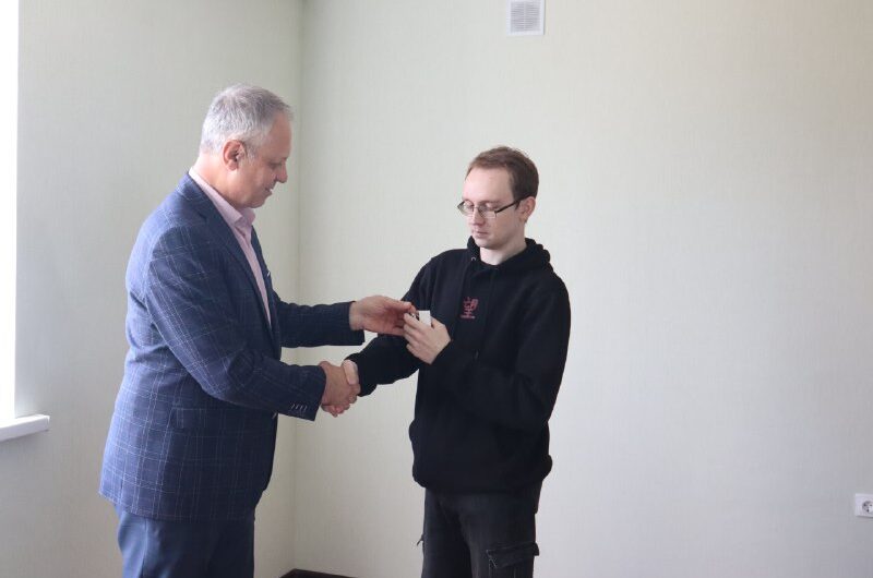 Глава Красногвардейского района Юрий Классен вручил ключи от новой однокомнатной квартиры Ивану Цюпко