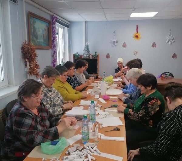 В Центре «Мудрость» Красногвардейского района состоялся мастер-класс по изготовлению заготовок свечей для солдат