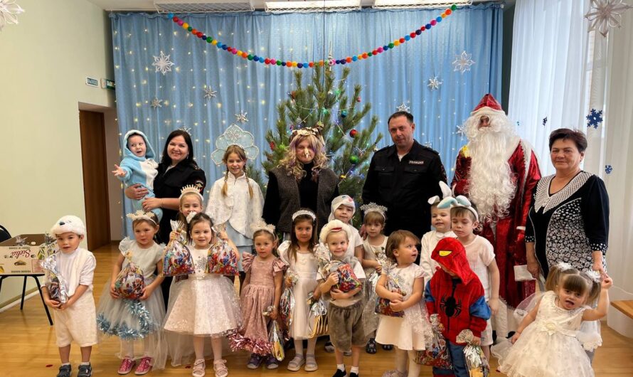 В Красногвардейском районе сотрудники полиции провели ежегодную акцию «Полицейский Дед Мороз»(6+)