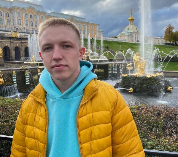 Для Платона Бобривного, студента РТУ МИРЭА, главный смысл студенческой жизни — не останавливаться и идти вперёд