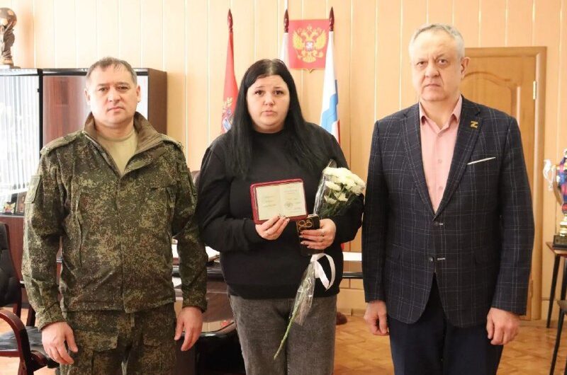 Глава Красногвардейского района Юрий Классен вручил Орден Мужества (посмертно) супруге бойца