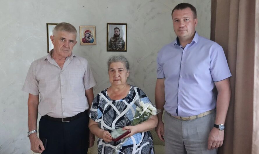 В Красногвардейском районе вручили орден Мужества маме погибшего участника спецоперации