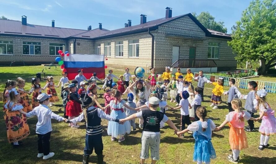 «Флаг нас защищает»: что для малышей значит российский флаг