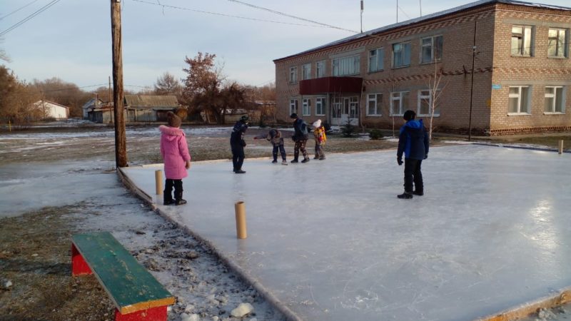 Для вязовских ребятишек администрация сельсовета организовала досуговую площадку с ледовым катком