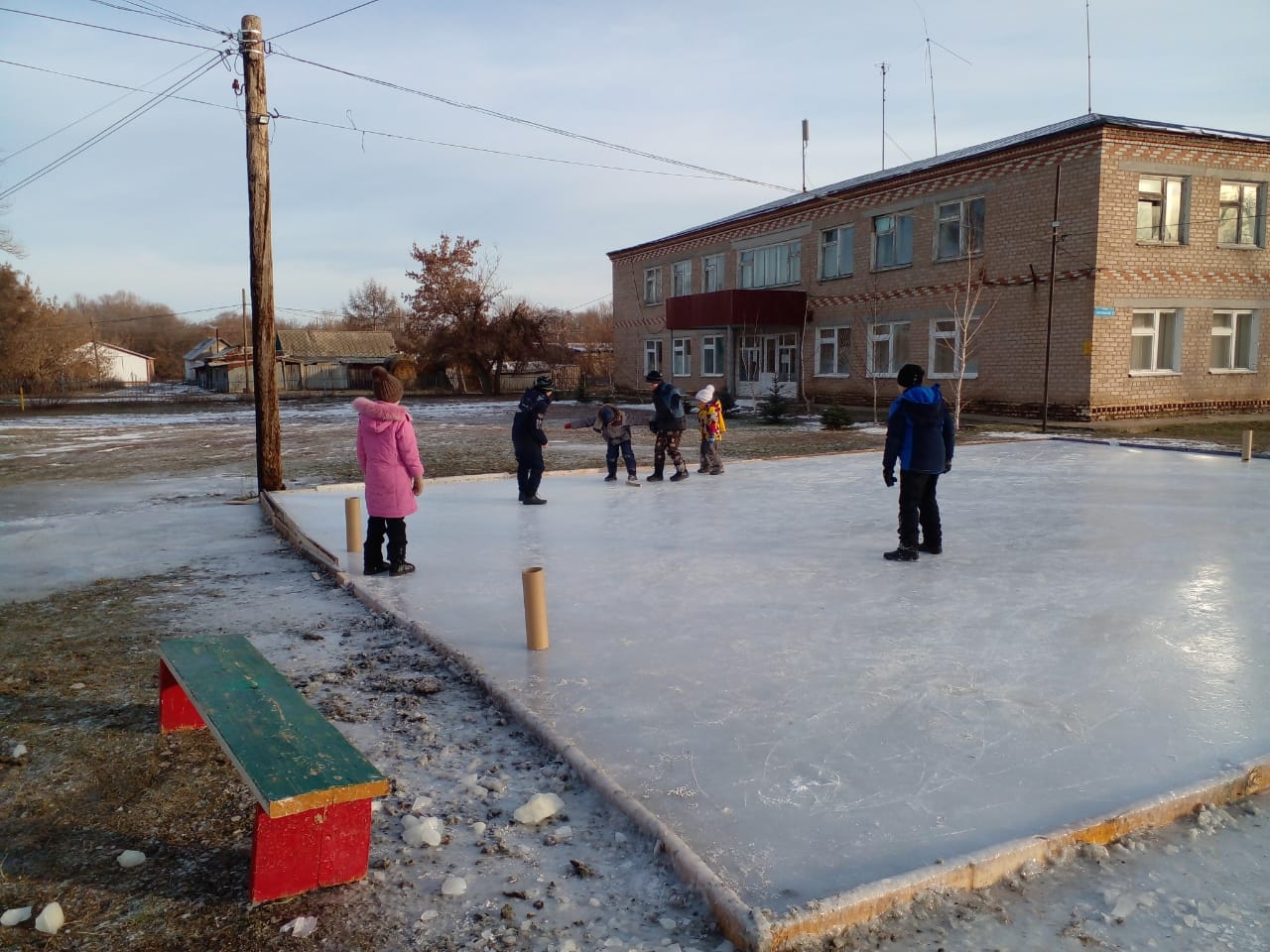 Для вязовских ребятишек администрация сельсовета организовала досуговую площадку с ледовым катком