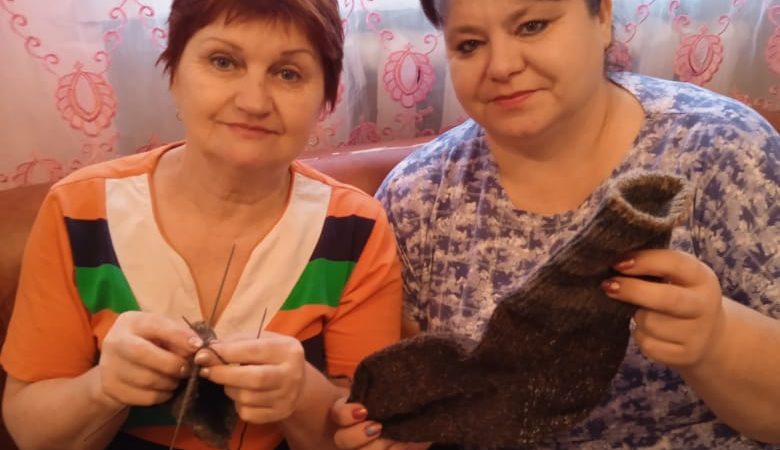 Жительницы Алексеевки вяжут носки для бойцов СВО