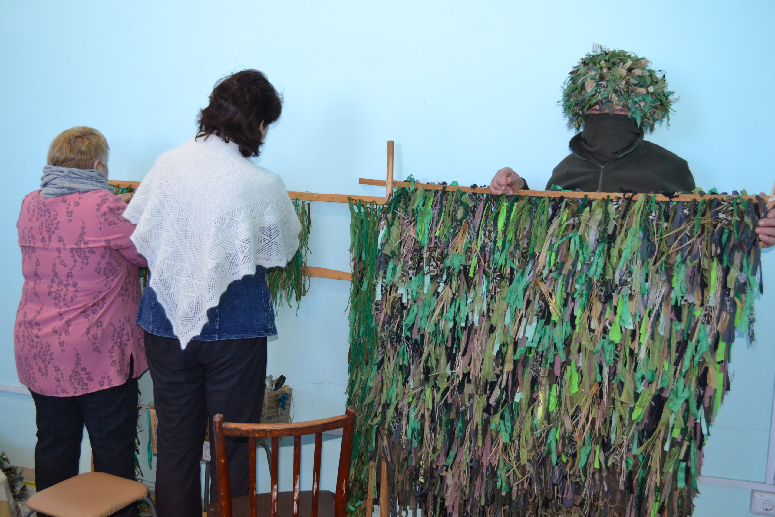 Ташлинские волонтеры плетут маскировочные сети и костюмы «леший»