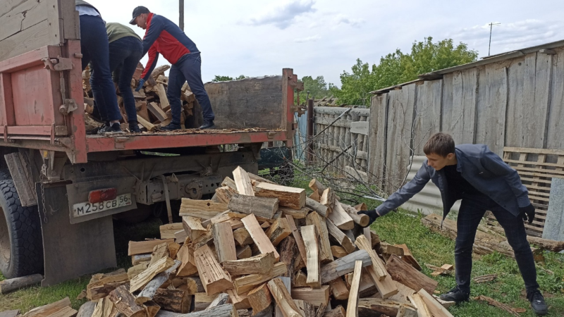 Болдыревские старшеклассники помогли разгрузить заготовленные для семьи участника СВО дрова