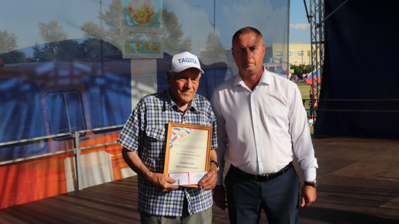 Заслуженному учителю РФ Виталию Перфилову присвоено звание «Почетный гражданин села Ташла»
