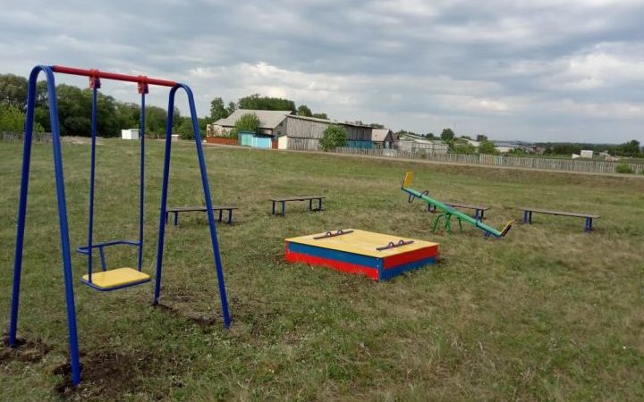 На улице Школьной в Заречном отремонтирована детская игровая площадка
