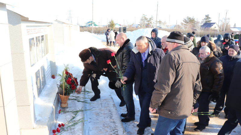 Ташлинцы возложили цветы к мемориалу воинам-интернационалистам