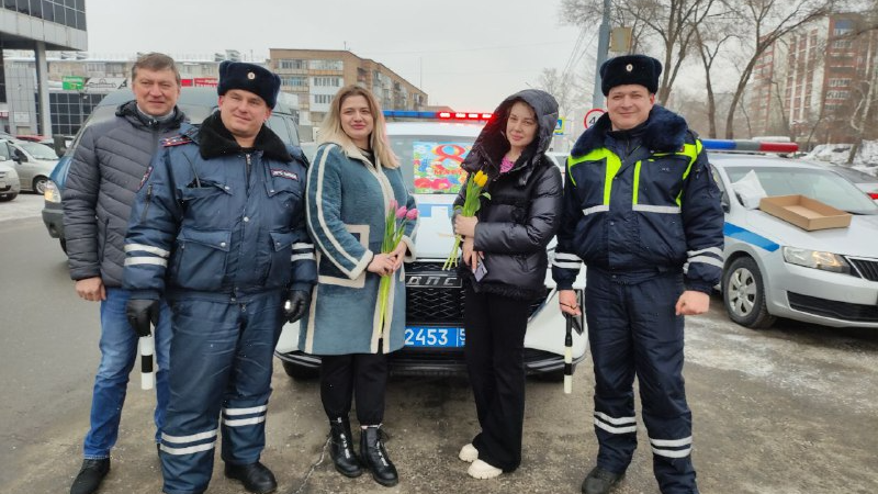 Просто праздник какой-то: в Оренбурге провели поздравительную акцию на дорогах