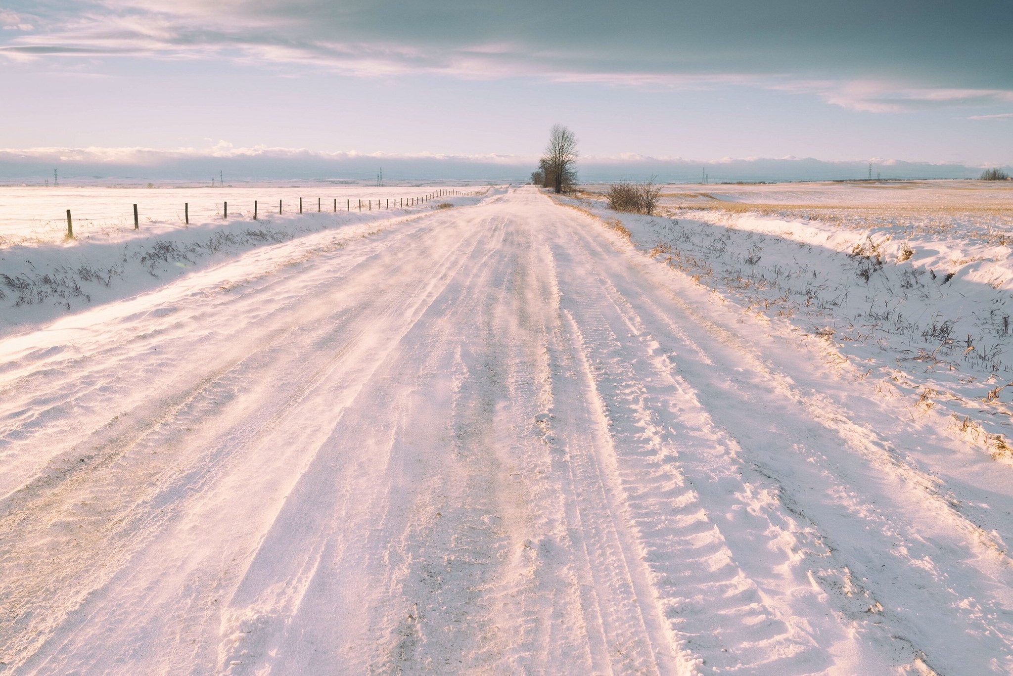 Поле с сугробами. Зимнее поле. Снежное поле. Степь зимой. Зимняя дорога.