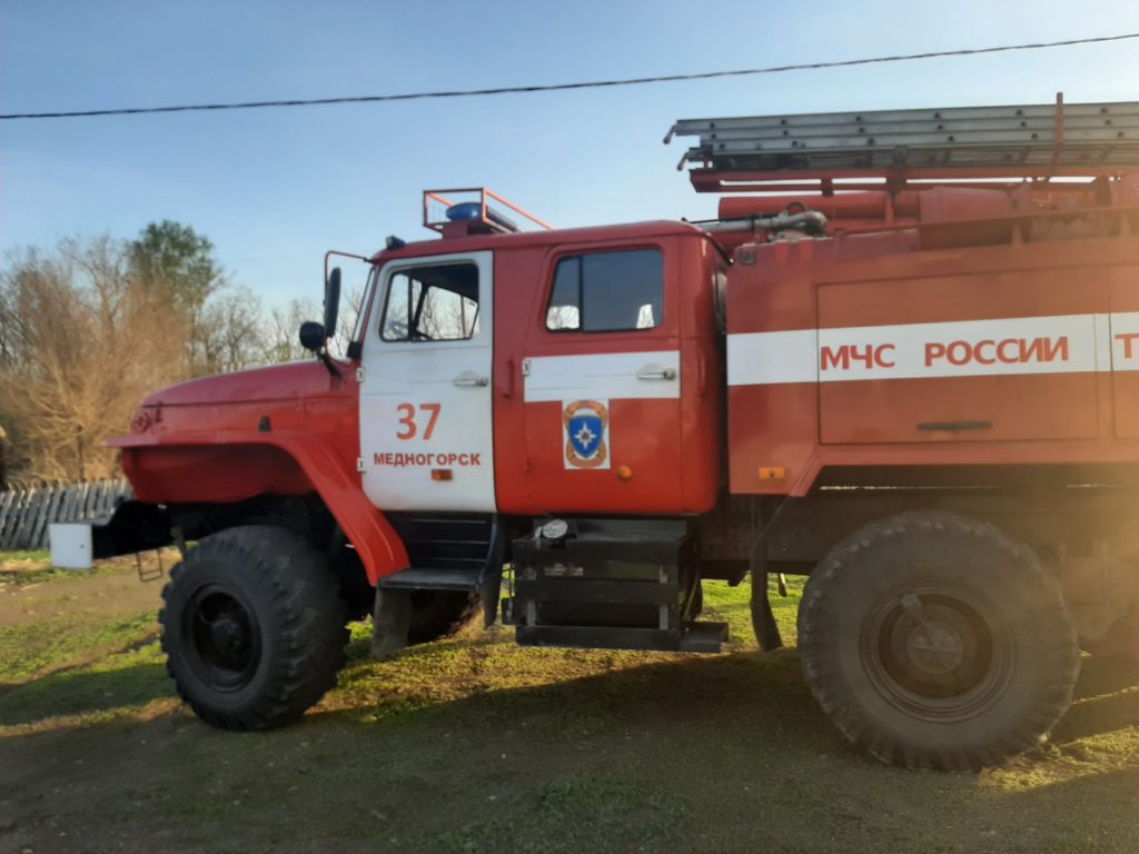 В поселке Усерган бушует пожар - Медногорский рабочий