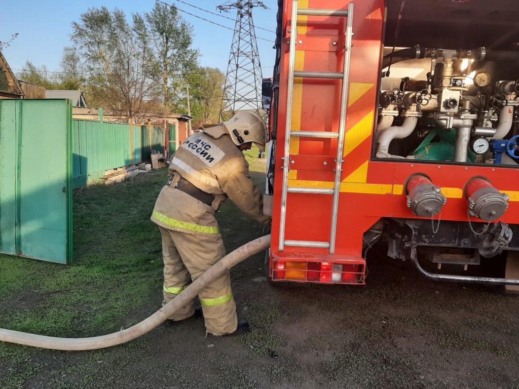 В поселке Усерган бушует пожар - Медногорский рабочий