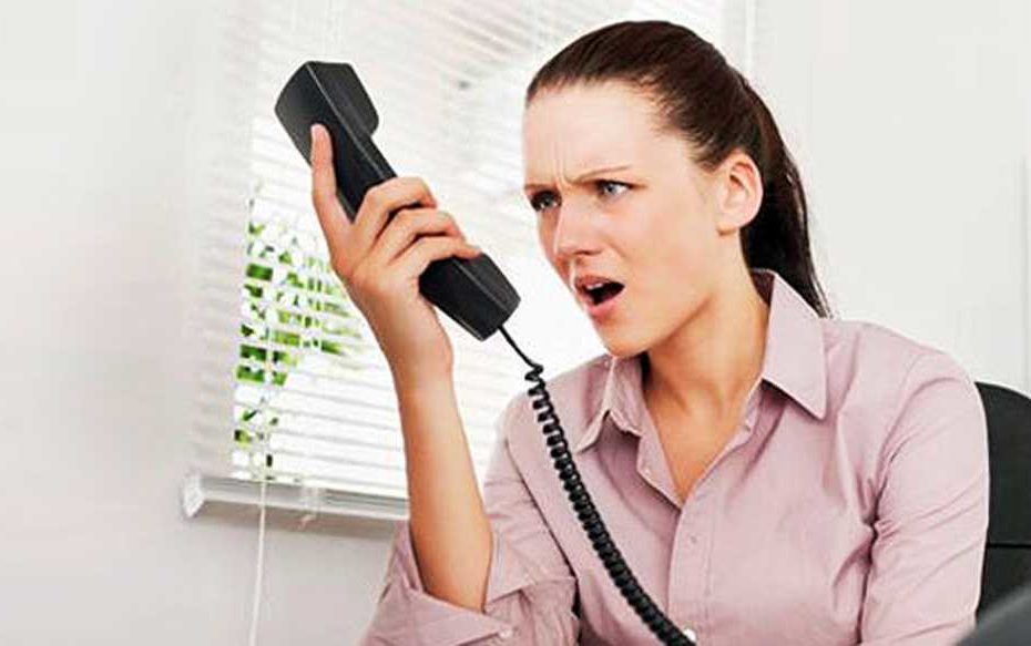 человек говорит по телефону. красивая женщина с телефоном. девушка колл центр. женщина с мобильным телефоном. разговор по телефону.