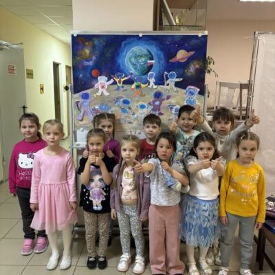 Дошколята Медногорска рисуют космос
